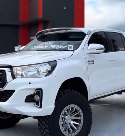 Solid external visor fitted to a modern N80 Hilux 1